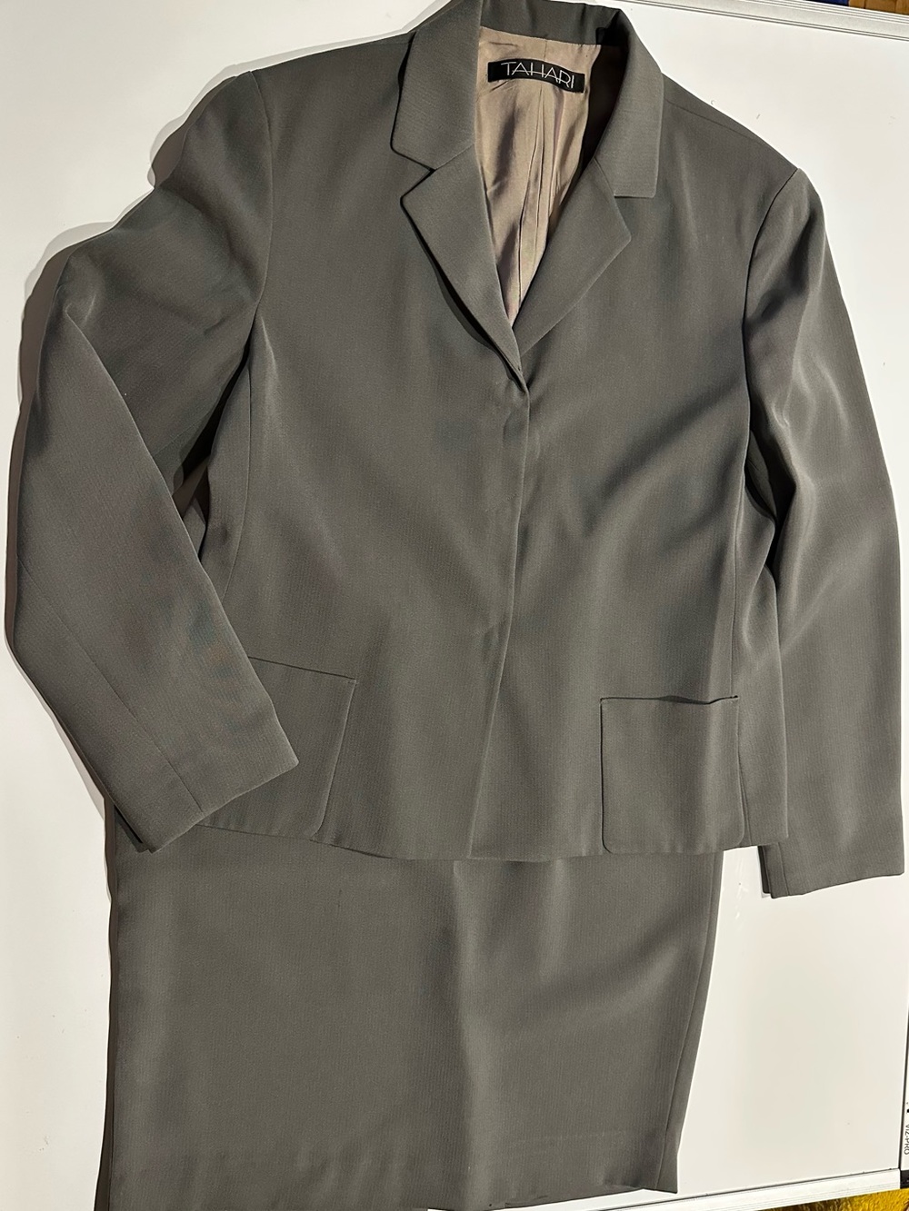 Tahari Gray Skirt Suit Set Dress Jacket Women Sz 10 Career Office Classic Formal